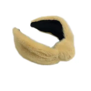 Elegante fascia per capelli in peluche beige con nodo per effetto volume invernale