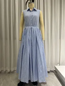 Vestido largo sin mangas a rayas azules y blancas con cuello polo en un maniquí.