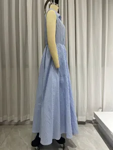 Vista lateral de un vestido camisero largo a rayas azules y blancas en un maniquí