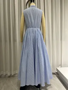 Vista trasera detallada de un vestido camisero largo de línea A a rayas azul y blanco