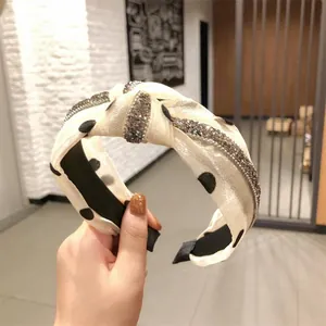 Primo piano della fascia in organza a pois con dettagli in strass scintillanti
