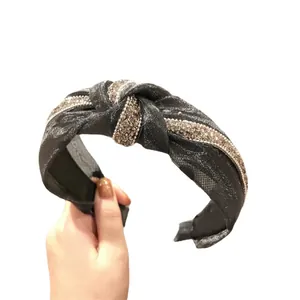 Elegante cerchietto annodato con strass neri e tessuto in organza luccicante donna