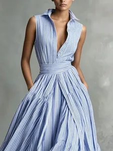 Detalle del vestido camisero sin mangas a rayas azules y blancas con cuello polo
