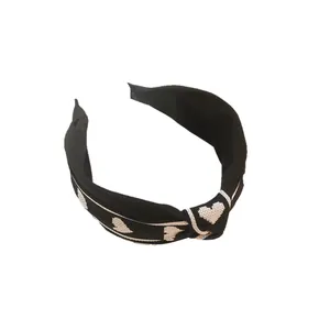 Serre-tête en tricot noir à nœud tendance avec motifs de cœurs blancs pour les femmes