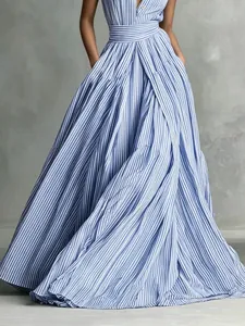 Vestido camisero largo a rayas azules y blancas con bolsillos y cinturón.