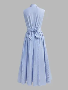 Vista trasera de un vestido camisero sin mangas a rayas azules y blancas con un lazo elegante