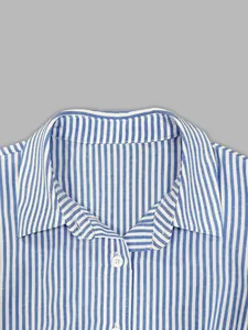 Primer plano del cuello de un vestido camisero de rayas azules y blancas con botón