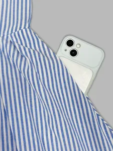 Detalle de un vestido camisero de rayas azules con un bolsillo lateral grande y funcional.