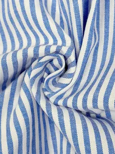Macro detalle de tela de rayas azules y blancas en algodón y poliéster con trama fina