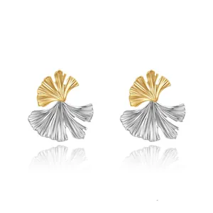 Vue détaillée des boucles d'oreilles clous feuilles de ginkgo bicolores