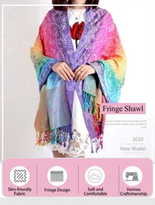 Châle ethnique coloré à motif cachemire avec détails de franges sur un modèle