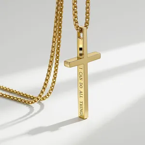 Detailansicht des goldenen Titanstahl-Kreuzanhängers mit „I CAN DO ALL THINGS“ Gravur.