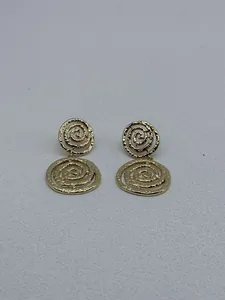 Nahaufnahme von goldenen, unregelmäßigen spiralförmigen hohlen runden Ohrhängern