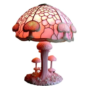 Vintage gebrandschilderd glas paddenstoel tafellamp met warme roze gloed voor decor