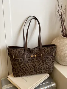 Grote vintage draagtas met luipaardprint en gouden hardware voor dames