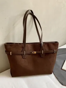 Grote vintage bruine suède draagtas voor dames met een elegante gouden gesp