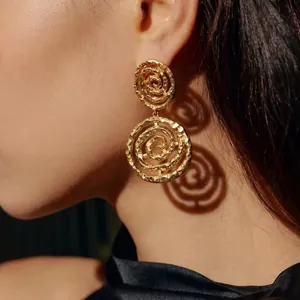 Große goldene Spiral-Hängeohrringe für Damen mit gehämmerter Oberfläche