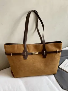 Retro grote suède-look draagtas met bruine hengsels en een elegante gouden sluiting