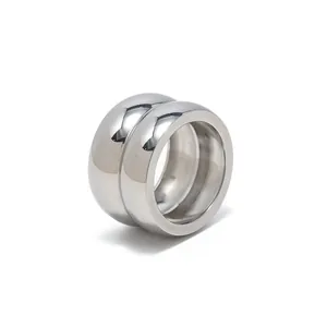 Vista macro de anillo ancho minimalista de acero inoxidable pulido con diseño de doble aro