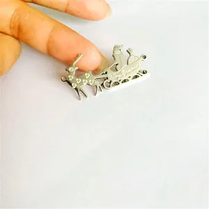 Detailsilberner Edelstahl Rentierschlitten Anhänger mit Merry Christmas Gravur