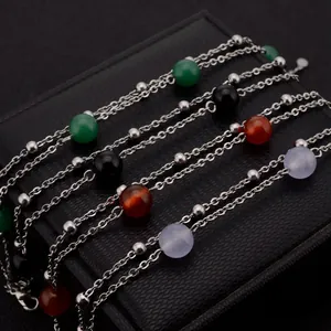 Primer plano detallado de varias pulseras de cuentas de cristal en un joyero negro