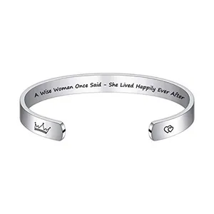 Gros plan sur le bracelet jonc en acier avec citation inspirante et motifs gravés