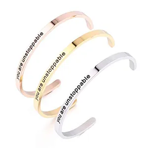 Gros plan de trois bracelets en acier de 6mm gravés 'you are unstoppable' en 3 couleurs