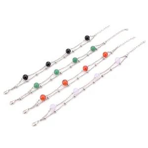 Detalle de pulseras de cuentas de cristal multicolor con cadenas dobles de plata.