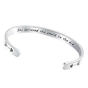 Détail en gros plan de la citation gravée sur un bracelet jonc en acier inoxydable argenté