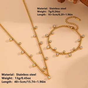 Détail d'un ensemble de bijoux en acier inoxydable plaqué or 18k avec zircons