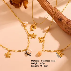 Détail du collier en acier doré avec pendentifs coquillages et petits animaux marins