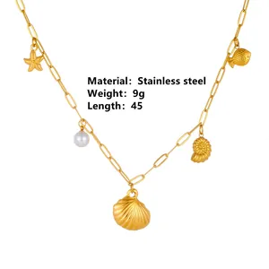 Collier doré en acier inoxydable avec pendentifs océaniques, coquillages et perles.