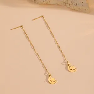 Vue détaillée des boucles d'oreilles traversantes en acier titane plaqué or 18 carats et lune