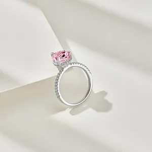 Gros plan d'une bague en argent S925 avec un grand oxyde de zirconium rose en cœur