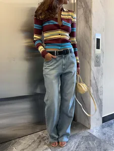 Gros plan d'un cardigan rayé rétro ajusté avec manches longues et boutonnage devant.