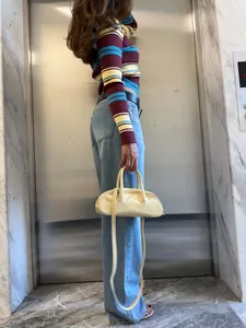 Vue détaillée d'un cardigan rayé à manches longues et coupe ajustée pour l'automne.