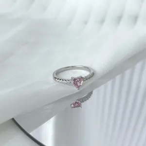 Toma macro detallada de un anillo de plata S925 con una circonia rosa en forma de corazón