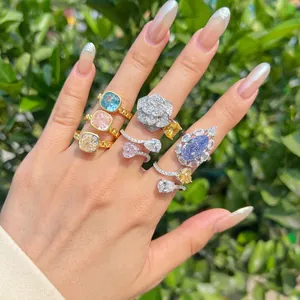 Elegante juego de anillos de plata de ley S925 con circonitas de colores en una mano