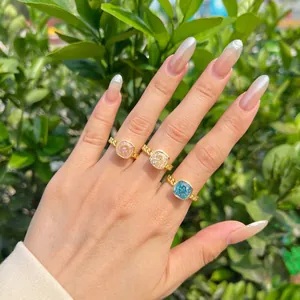 Detalle de anillos de plata S925 bañados en oro con circonitas de colores corte