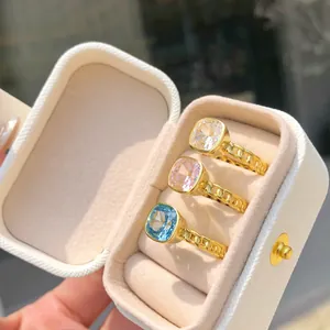 Vista detallada de anillos de plata S925 con circonitas de colores corte hielo 8A