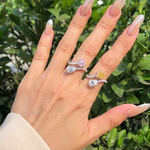Primer plano de anillos de plata 925 con circonitas de corte flor de hielo en la mano.