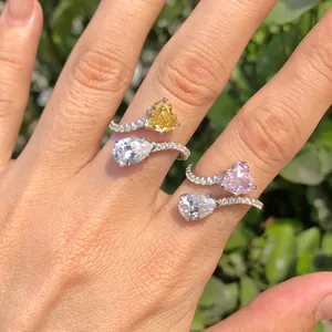 Primer plano de anillos de plata S925 con circonitas en forma de corazón y pera.