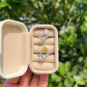 Primer plano de anillos de plata S925 con circonitas de colores talla pera y corazón.