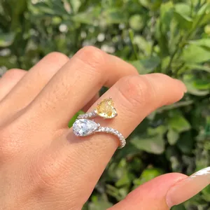 Primer plano de anillo de plata S925 con circonitas en forma de corazón y de pera