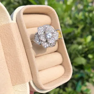 Vista detallada de un anillo de camelia de plata con pavé de circonitas y gemma amarilla
