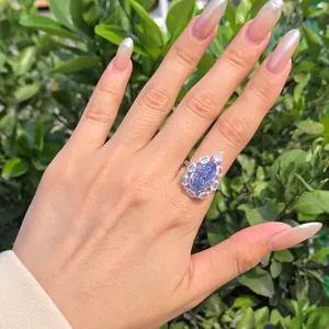 Primer plano de un lujoso anillo de plata de ley con circón lavanda en forma de pera