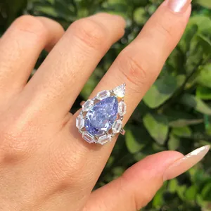 Vista detallada de anillo de plata S925 con circón azul en forma de pera y halo