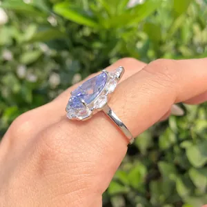 Primer plano de un anillo de plata 925 con una circonia azul claro en forma de pera.