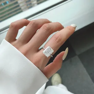 Detalle exquisito de un lujoso anillo de plata 925 con circón de 5 quilates lucido en la mano