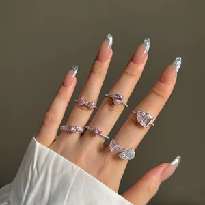 Primer plano de anillos de plata S925 con circonitas rosas en forma de corazón